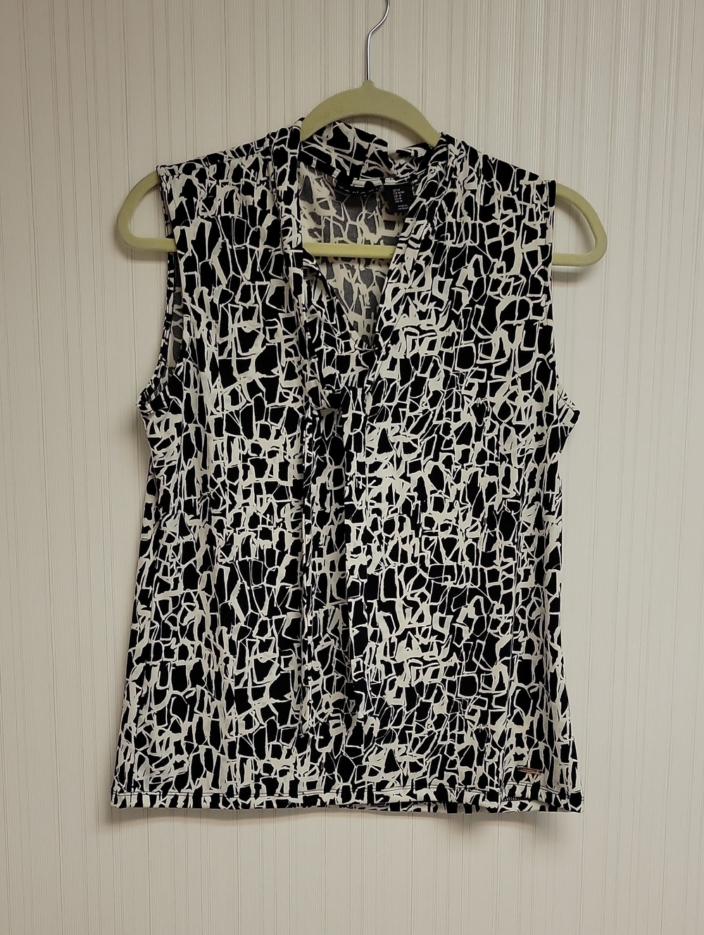 Tahari Black & White Abstract Print Sleeveless V-Neck Top New Medium Office